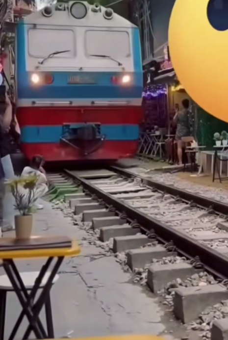 Hé lộ danh tính nữ du khách ngồi sát đường ray quay tàu, bị đoàn tàu hất văng điện thoại: Không ngờ là người này