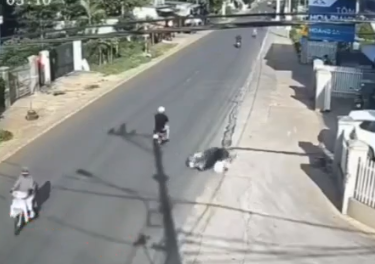 Vụ gì vậy trời: Đang chạy xe máy, người đàn ông bất ngờ bị đạp văng xuống đường ở Đắk Lắk