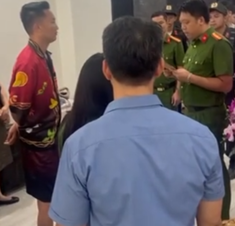 Thôi xong: Nhiều cảnh sát xuất hiện tại nhà Huấn “Hoa Hồng”, chuyện gì đang xảy ra?