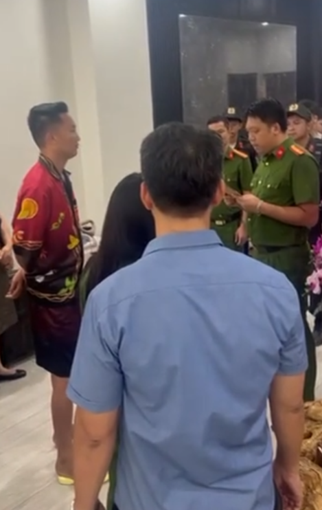 Thôi xong: Nhiều cảnh sát xuất hiện tại nhà Huấn “Hoa Hồng”, chuyện gì đang xảy ra?