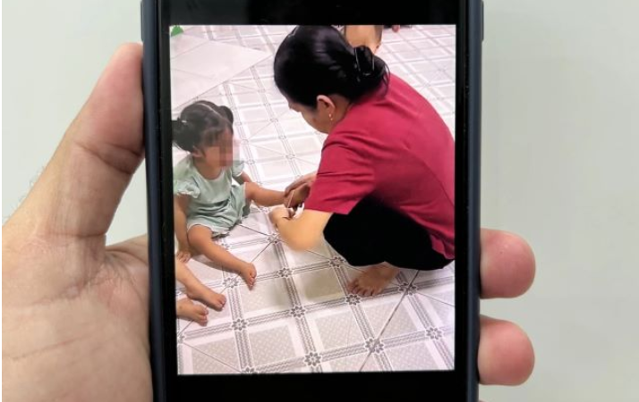 Vụ bảo mẫu nghi bắn dây thun vào trẻ, một bé gái còn bị đánh vào đầu: Ai là người quay clip, vì sao không ngăn chặn sự việc?