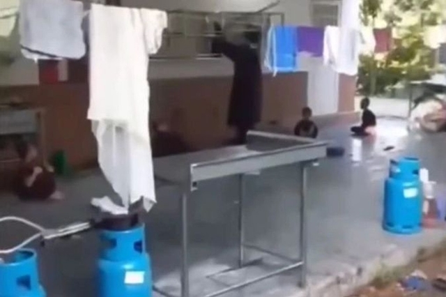 Người đàn ông áo nâu đánh cháu bé ở chùa Bầu: Đã bị tạm giữ, danh tính được hé lộ