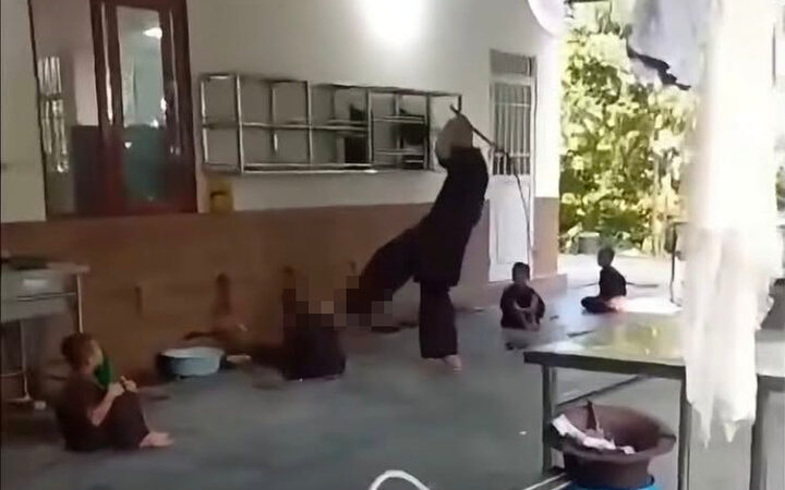Bức xúc: Gã đàn ông mặc áo nâu sòng đánh bé trai tàn bạo như thời trung cổ, hành vi khiến ai cũng phẫn nộ