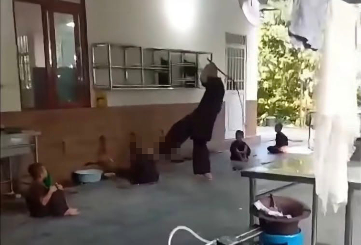 Bức xúc: Gã đàn ông mặc áo nâu sòng đánh bé trai tàn bạo như thời trung cổ, hành vi khiến ai cũng phẫn nộ