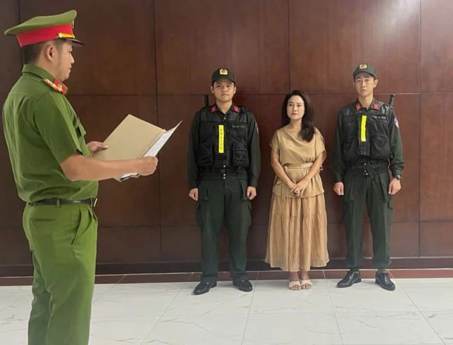 Nữ ca sĩ bolero vừa bị khởi tố ở TP.HCM là ai? Thân thế gây chú ý
