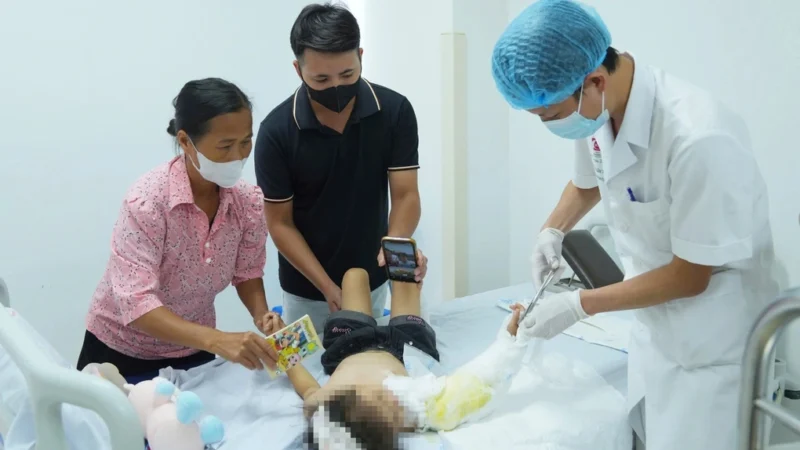 Xót xa bé 4 tuổi đứt rời cánh tay vì áo chống nắng cuốn vào bánh xe: Lời cảnh báo không thể xem nhẹ
