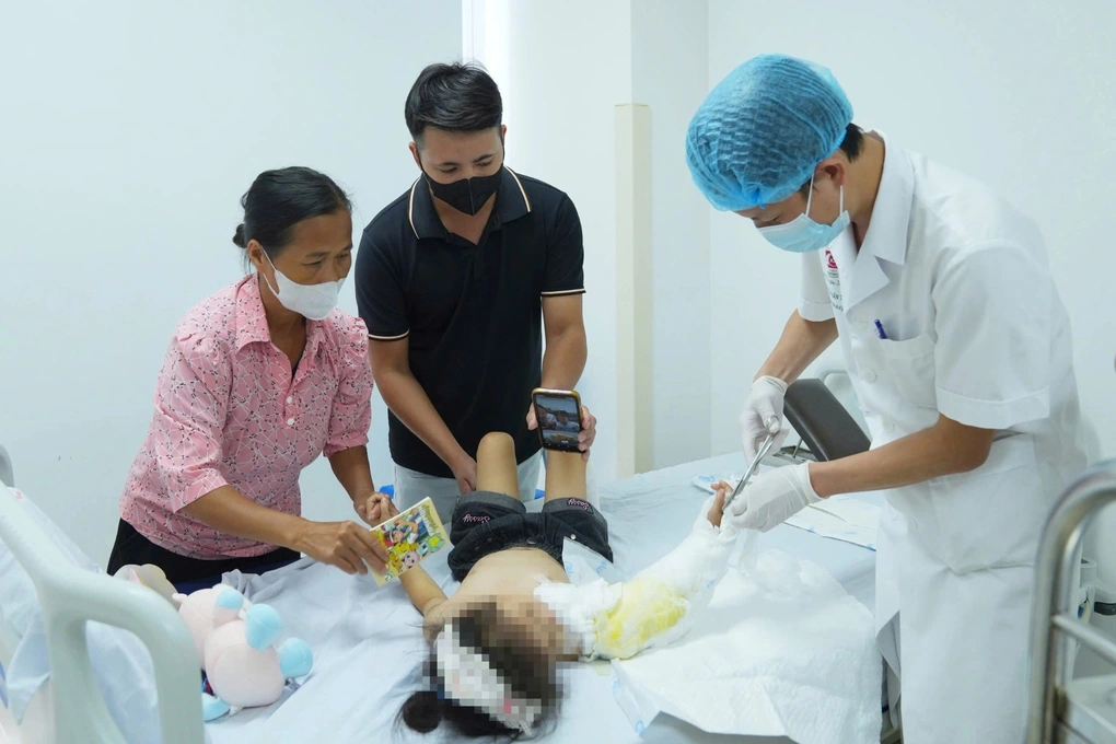 Xót xa bé 4 tuổi đứt rời cánh tay vì áo chống nắng cuốn vào bánh xe: Lời cảnh báo không thể xem nhẹ