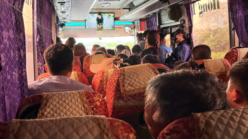 Pha “tối ưu công suất” đi vào lòng đất: Xe 29 chỗ chở 51 người, chuyến này căng thật rồi