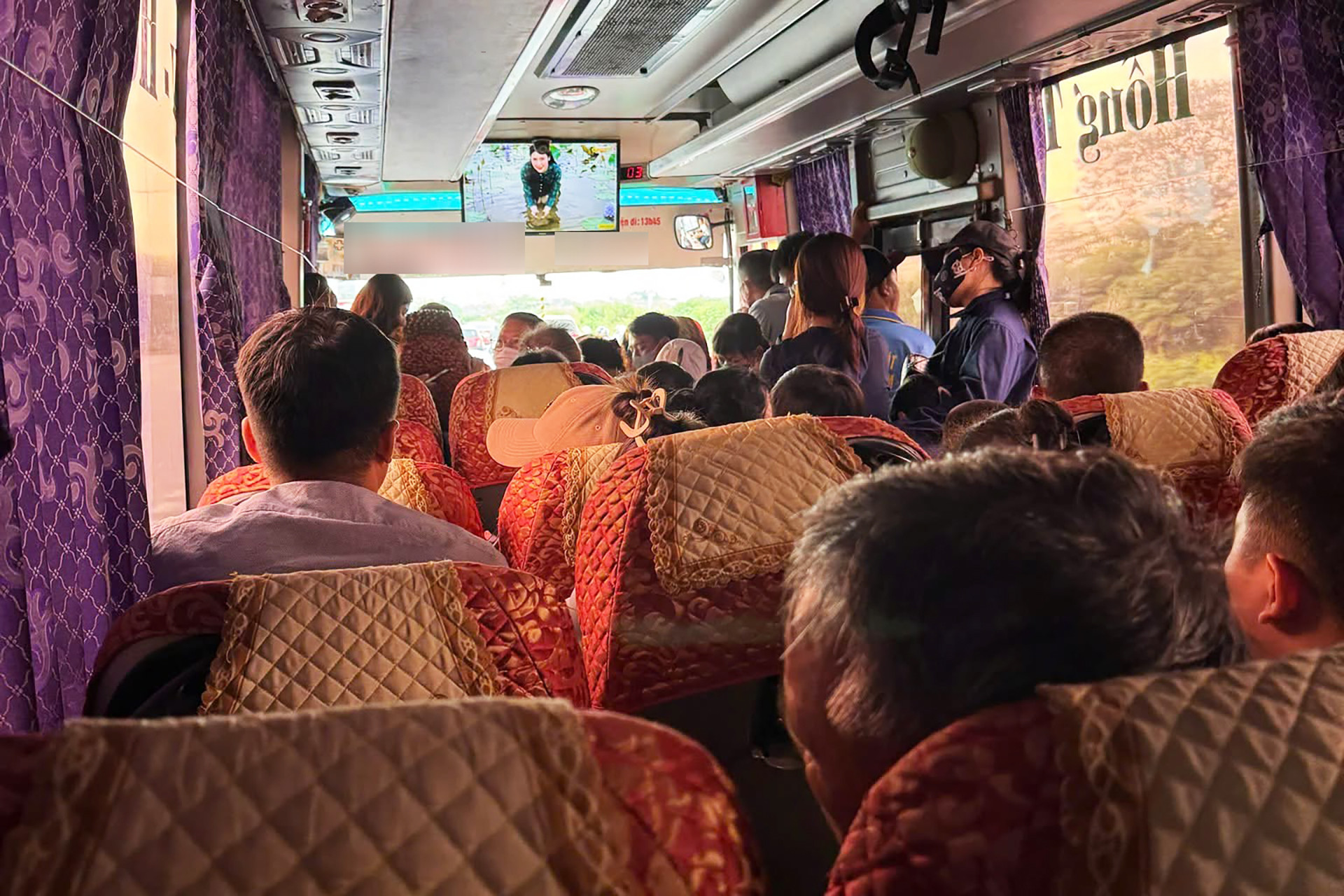 Pha “tối ưu công suất” đi vào lòng đất: Xe 29 chỗ chở 51 người, chuyến này căng thật rồi
