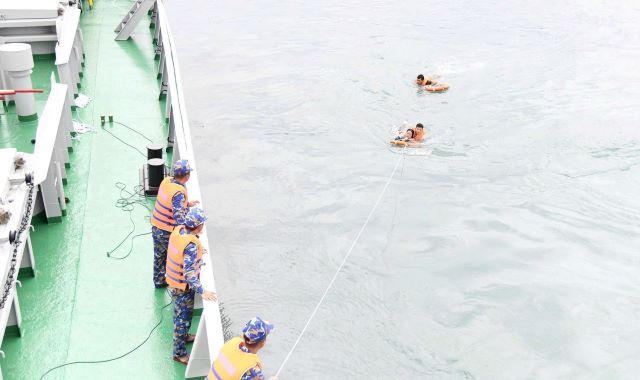 Nghẹn lòng khoảnh khắc người cha bật khóc khi con gái sống sót trở về sau hơn 8 giờ lênh đênh giữa biển