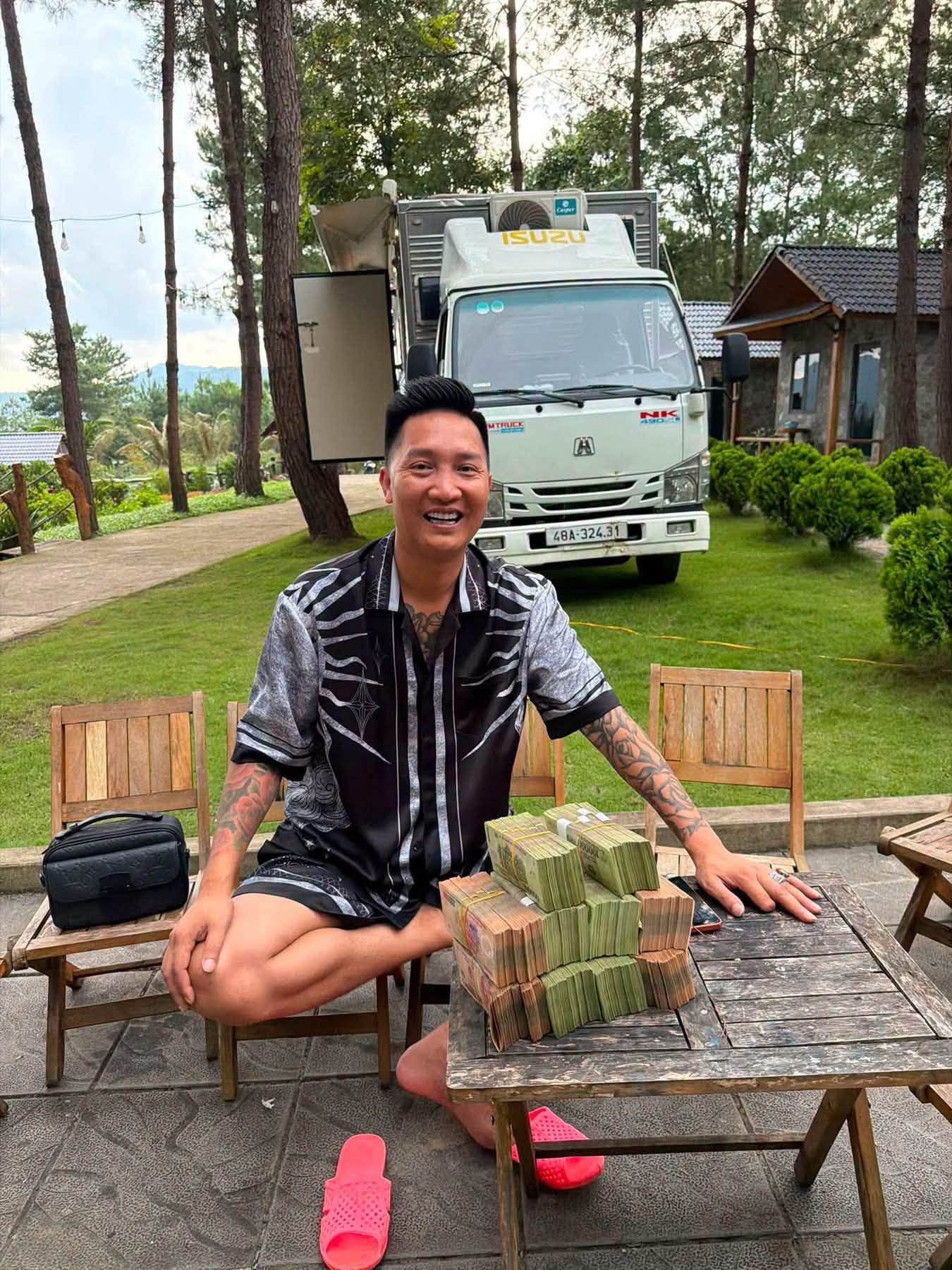 Huấn Hoa Hồng là ai mà nổi đình đám suốt hơn 10 năm? Vì sao trở thành “giang hồ mạng”, làm nghề gì và lập bao nhiêu công ty?