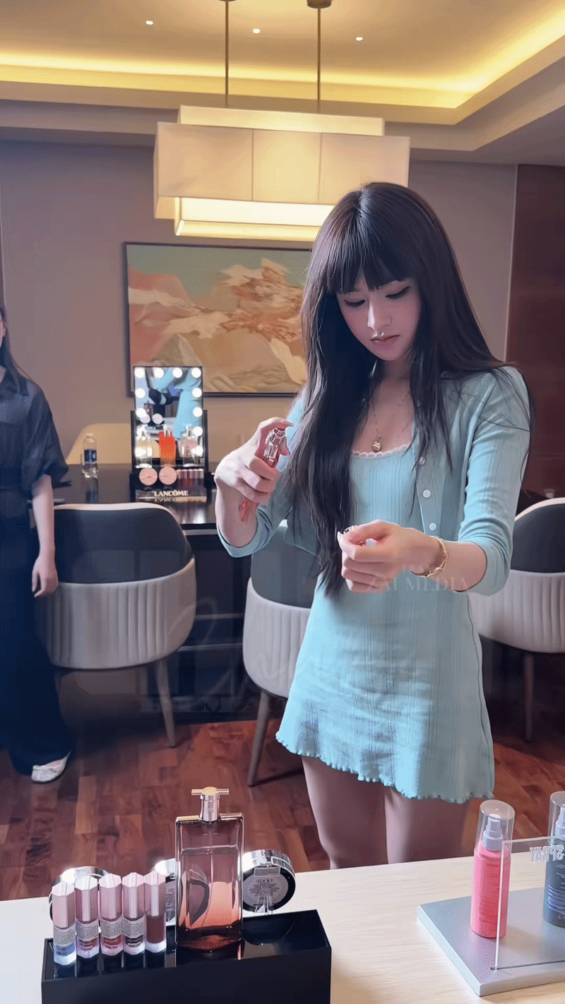 Hiền Hồ tái xuất với visual khác lạ, dân mạng ngỡ ngàng: Nhìn mãi mới nhận ra chính chủ