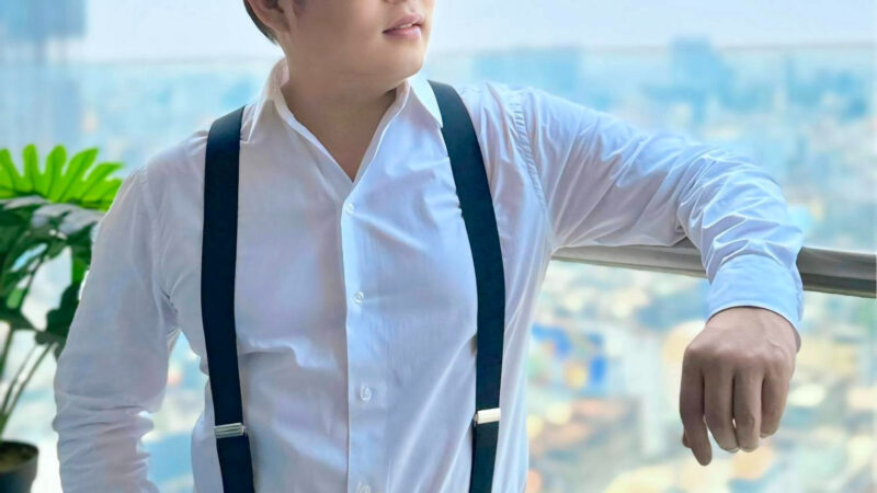 Cát-xê nửa tỷ mỗi lần đi hát, nam ca sĩ gốc Huế còn có nguồn thu nào mà “ngồi không” vẫn kiếm vài trăm triệu?