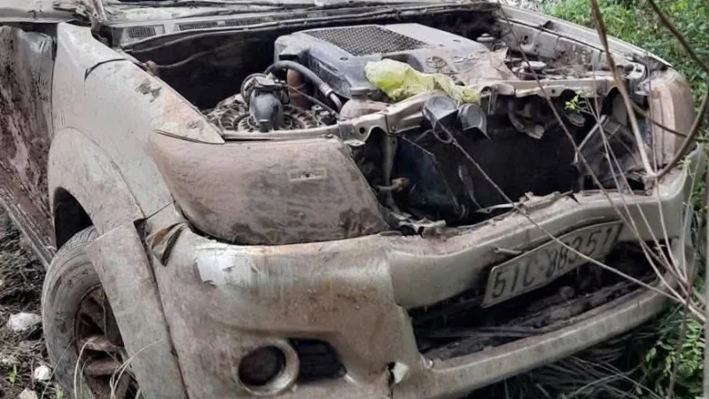 Vĩnh Long: Người dân đánh cá phát hiện ôtô bán tải mắc vào lưới dưới kênh, bên trong có xương người