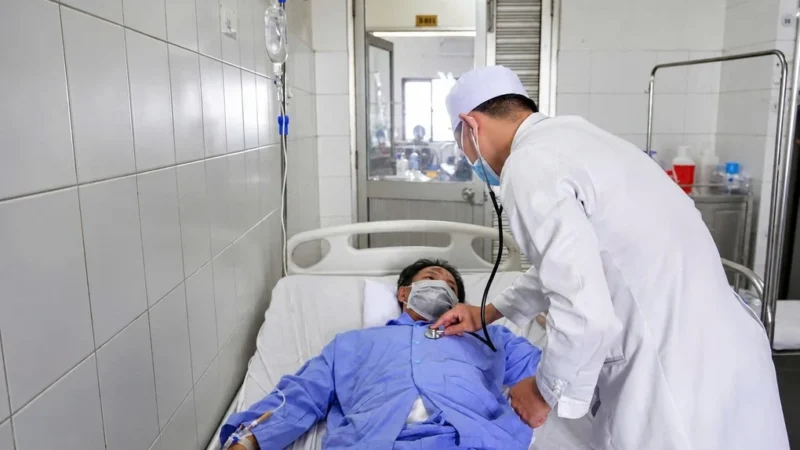 Cần Thơ: Bác sĩ cứu sống người đàn ông bị hai thanh sắt xuyên qua đùi, thủng ruột non sau tai nạn tại công trường