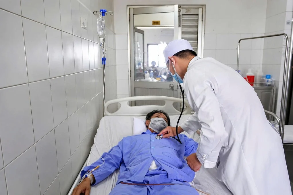 Cần Thơ: Bác sĩ cứu sống người đàn ông bị hai thanh sắt xuyên qua đùi, thủng ruột non sau tai nạn tại công trường
