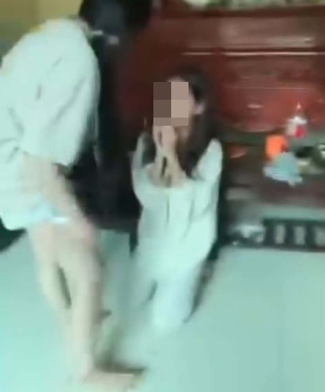 Nữ sinh bị nhóm 7 bạn nữ đánh hội đồng, quỳ xuống van xin vẫn không được tha: Clip khiến MXH phẫn nộ
