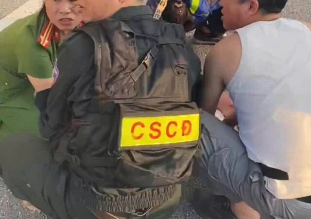 Thanh Hóa: Cảnh sát cơ động kịp thời cứu sống bé trai 4 tuổi gặp tai nạn giao thông nguy kịch trên Quốc lộ 1A