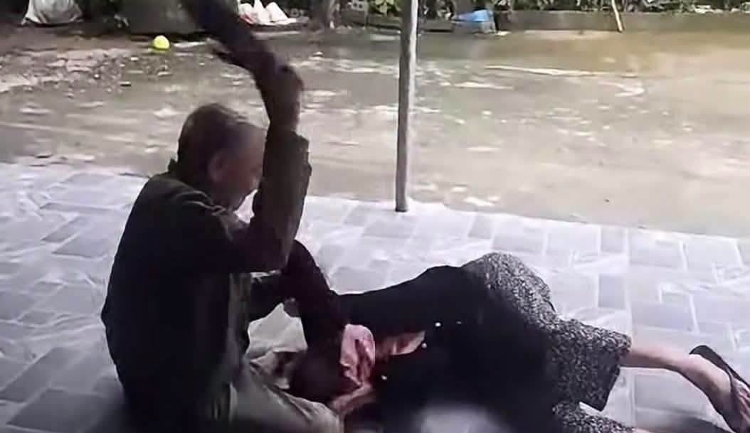 Nghệ An: Xôn xao đoạn clip cụ ông 80 tuổi hành hung vợ, chính quyền và công an vào cuộc xác minh