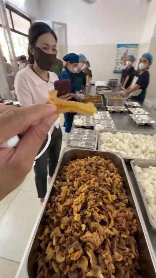 Hà Nội: Phụ huynh đột xuất kiểm tra bếp ăn, bàng hoàng phát hiện suất cơm bán trú của học sinh “toàn tóp mỡ” tại Trường Tiểu học Quảng Bị 1
