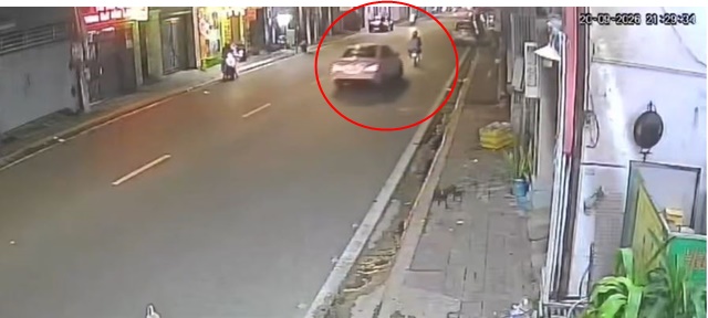 Xôn xao đoạn clip xe sang phóng bạt mạng tông văng 2 người đi xe máy rồi rời khỏi hiện trường tại TP.HCM