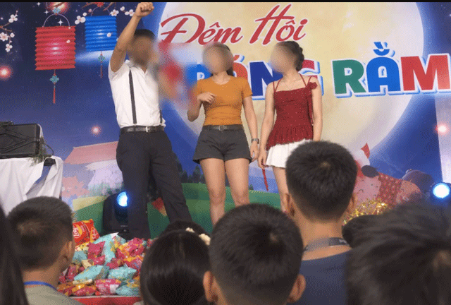 Tranh cãi đêm Trung thu ở Hà Nội: Người đàn ông làm ảo thuật hô biến lấy ‘đồ nhạy cảm’ trước mặt trẻ nhỏ: Không hiểu kiểu gì luôn!