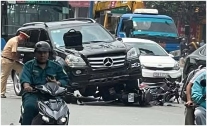 Chuyện gì thế này: Ô tô Mẹc tô::ng hàng loạt xe máy đang dừng chờ đèn đỏ ở TPHCM