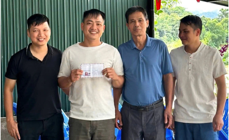 Đoạn cờ nhíp đang rần rần, người đàn ông liều mình nhảy xuống cứu bà con 72 tuổi giữa dòng nước lũ