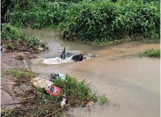 Tìm kiếm nam sinh viên nghi bị nước cuốn mất tích ở Hà Nội: Nhìn hiện trường mà ám ảnh