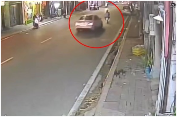 Bức xúc 1 chiếc xe sang phóng nhanh t:ô::ng vào 1 chiếc xe máy rồi bỏ trốn: Không chấp nhận được