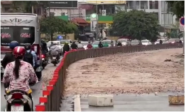 Xe tải làm rơi vãi cát trên 300m đường Cộng Hòa: CA tìm người gây ra