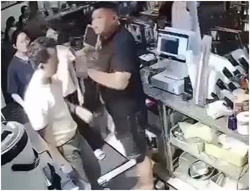 Đã rõ chân dung nam thanh niên có hành vi tư:ơng t:ác với chủ quán cafe: Nhà không có mạng hay sao ấy nhỉ