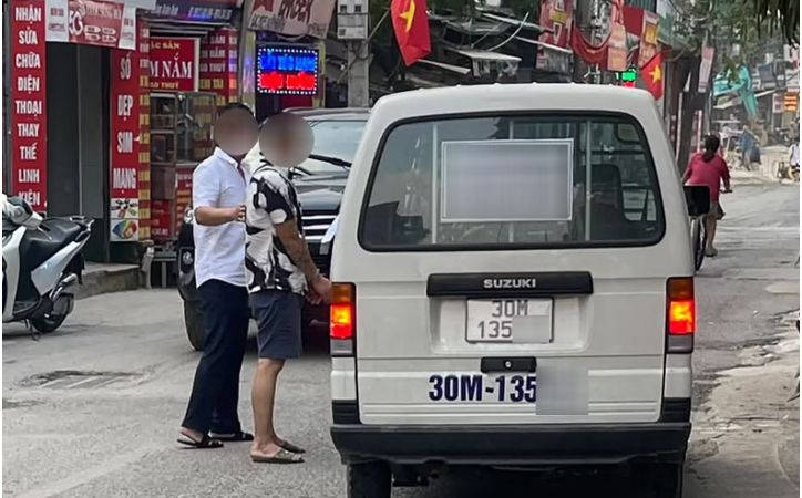 Rất nhanh, người đàn ông đập vỡ gương xe tải đã bị CA tạm giữ: Anh còn chưa kịp thay đồ luôn