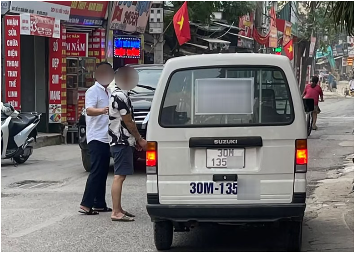 Rất nhanh, người đàn ông đập vỡ gương xe tải đã bị CA tạm giữ: Anh còn chưa kịp thay đồ luôn
