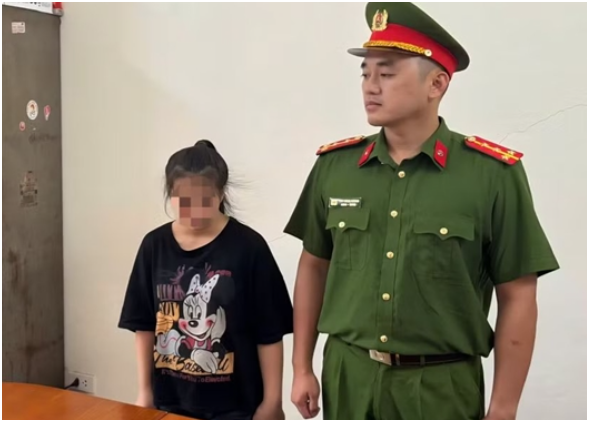 Đi xe đạp điện t:ô::ng bà cụ t:uvo*g, cô gái 18 tuổi bị khởi t:ố: Chuyến này mệt thật rồi