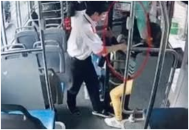 Nhân viên xe bus 152 đang rần rần nhất vào lúc này: Sao lại đối xử với hành khách như thế chứ?