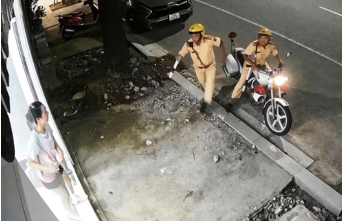 Đang rần rần nhất lúc này: 2 anh CSGT đã khiến cả nước phải khen ngợi vì câu chuyện người phụ nữ cầu cứu