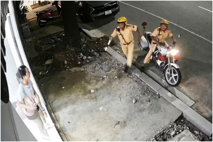 Đang rần rần nhất lúc này: 2 anh CSGT đã khiến cả nước phải khen ngợi vì câu chuyện người phụ nữ cầu cứu