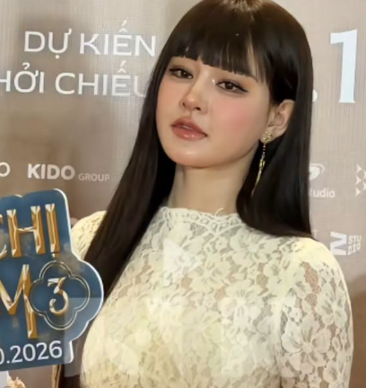 Hiền Hồ gây sốt với diện mạo khác lạ tựa “búp bê sống” trên thảm đỏ ra mắt phim Chị Chị Em Em 3