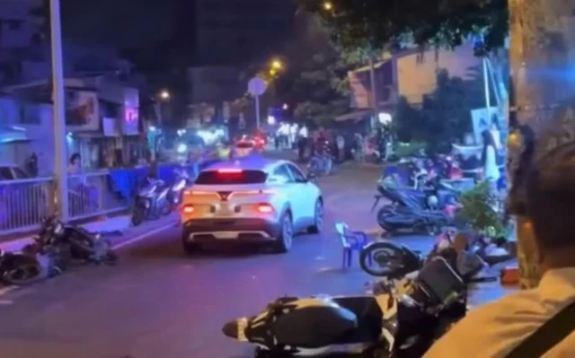 TP.HCM: Bực tức vì bạn gái không chịu lên xe sau cuộc nhậu, nam thanh niên lái ô tô húc văng hàng loạt xe máy