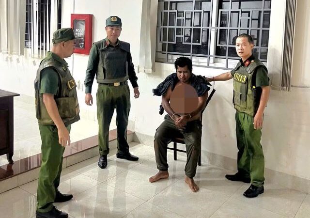 Đánh mẹ ruột chưa đủ, người đàn ông còn “làm tới” với lực lượng chức năng: Chuyến này khó nhẹ tội!