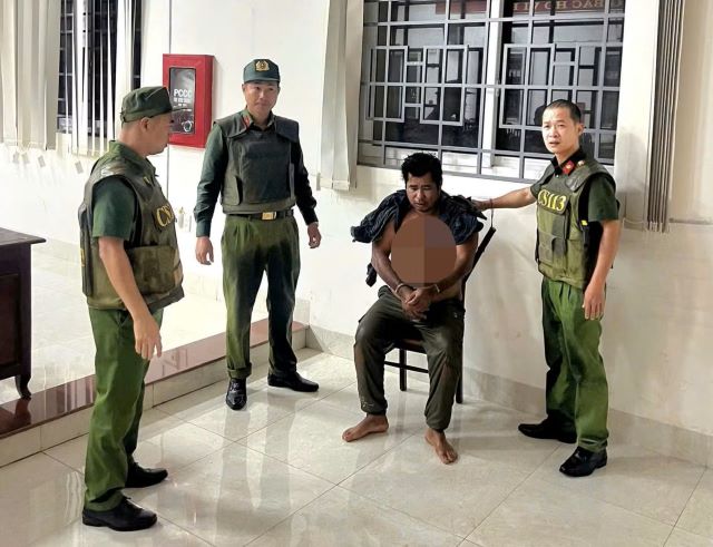 Đánh mẹ ruột chưa đủ, người đàn ông còn “làm tới” với lực lượng chức năng: Chuyến này khó nhẹ tội!