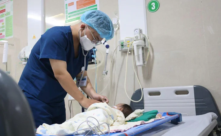 Bé 1 tháng tuổi nguy kịch vì người lớn nhỏ nhầm 5 giọt axit vào miệng: Chỉ một phút bất cẩn, hậu quả quá đau lòng