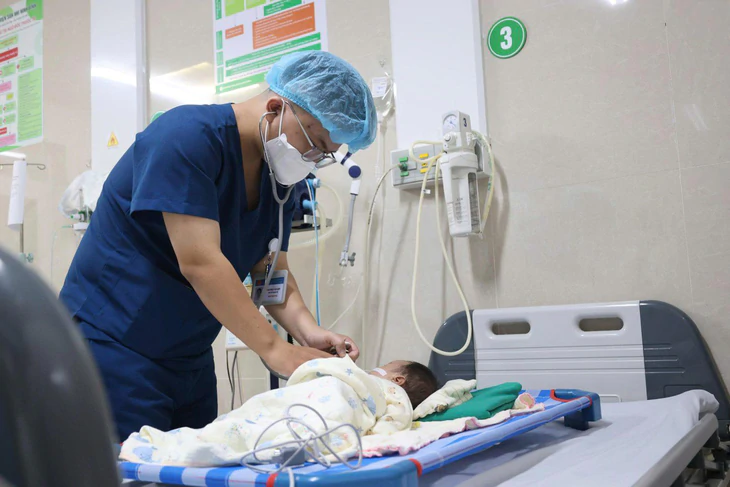 Bé 1 tháng tuổi nguy kịch vì người lớn nhỏ nhầm 5 giọt axit vào miệng: Chỉ một phút bất cẩn, hậu quả quá đau lòng