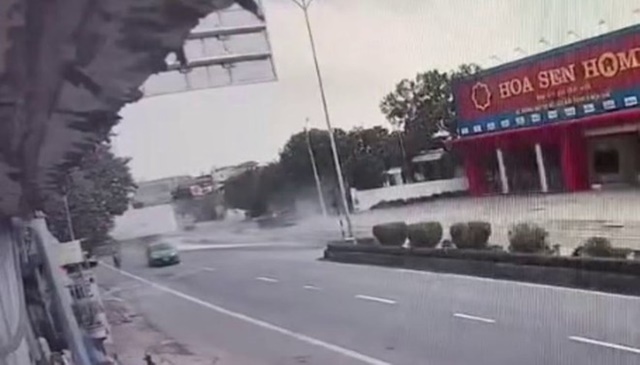 Thanh Hóa: Xe con va chạm xe tải trên Quốc lộ 1A khiến xe tải tông sập nhà dân, 1 người tử vong và 3 người bị thương