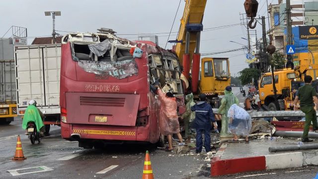 Vụ lật xe khách kinh hoàng tại Gia Lai: 2 người tử vong, 4 người bị thương, xót xa hoàn cảnh 3 mẹ con gặp nạn