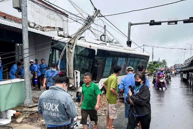 Tây Ninh: Ô tô chở gần 20 công nhân tông gãy đôi trụ điện sau khi va chạm xe máy, một phụ nữ nguy kịch