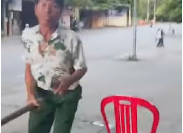 Công an vào cuộc điều tra vụ nhân viên quán ăn ở Ninh Bình cầm điếu cày đánh nam thanh niên: Chuyện gì thế này? Ai đúng ai sai?