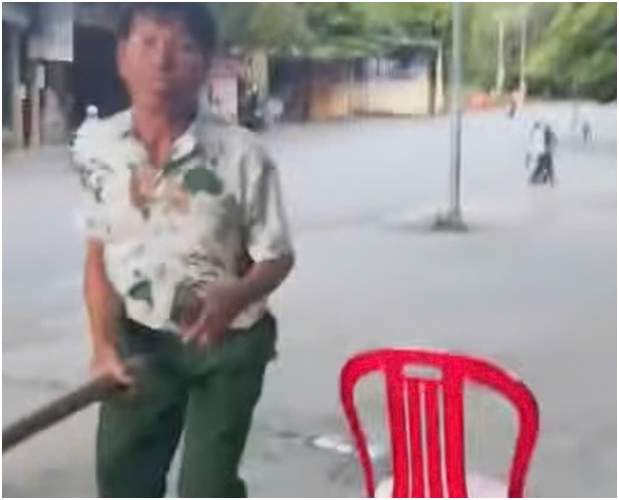 Công an vào cuộc điều tra vụ nhân viên quán ăn ở Ninh Bình cầm điếu cày đánh nam thanh niên: Chuyện gì thế này? Ai đúng ai sai?