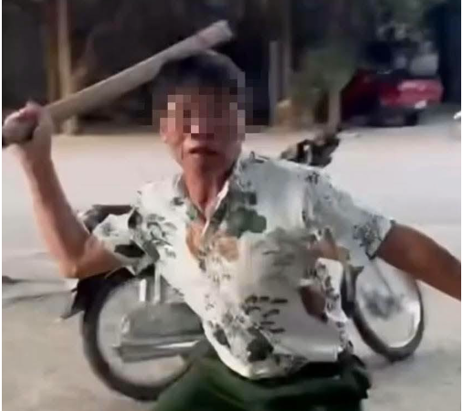 Đang rần rần cờ nhíp một người đàn ông và 1 nam thanh niên lời qua tiếng lại với nhau ở nhà hàng Ninh Bình: Công an vào cuộc luôn rồi, thôi xong